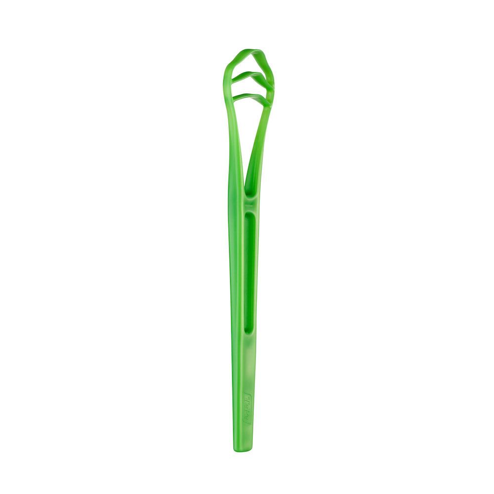 Puliscilingua verde in plastica. Il pulitore ha tre superfici e un lungo manico.