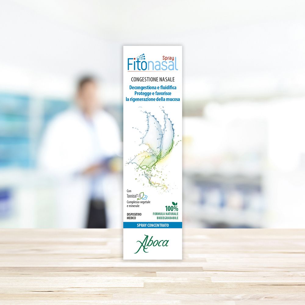 Fitonasal Spray Concentrato-Verpackung. Weiß, mit Produktinformationen und Logo. Hintergrund unscharf.