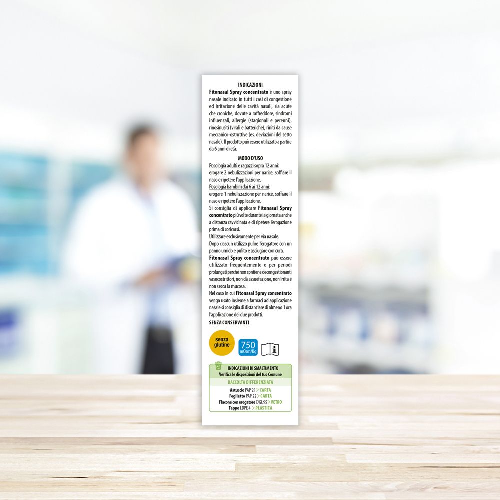 Rückseite der Fitonasal Spray Concentrato-Verpackung. Textinformationen. Hintergrund unscharf.