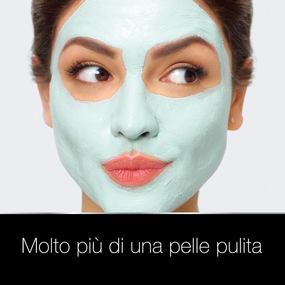 Donna con maschera viso. La maschera copre il viso. Sguardo laterale. Testo: Molto più di una pelle pulita.