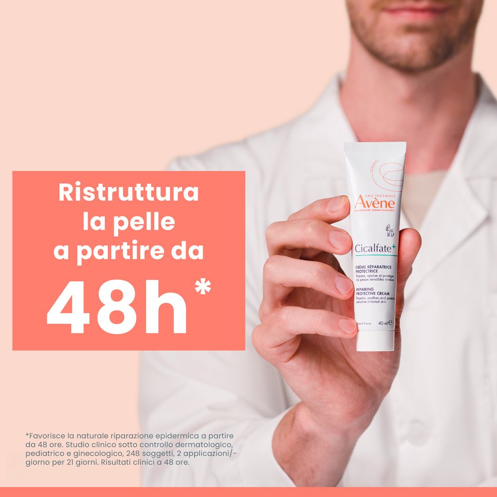 Tubo di crema Avène Cicalfate+. Persona che tiene il tubo. Testo: « Ristruttura la pelle a partire da 48h* ».