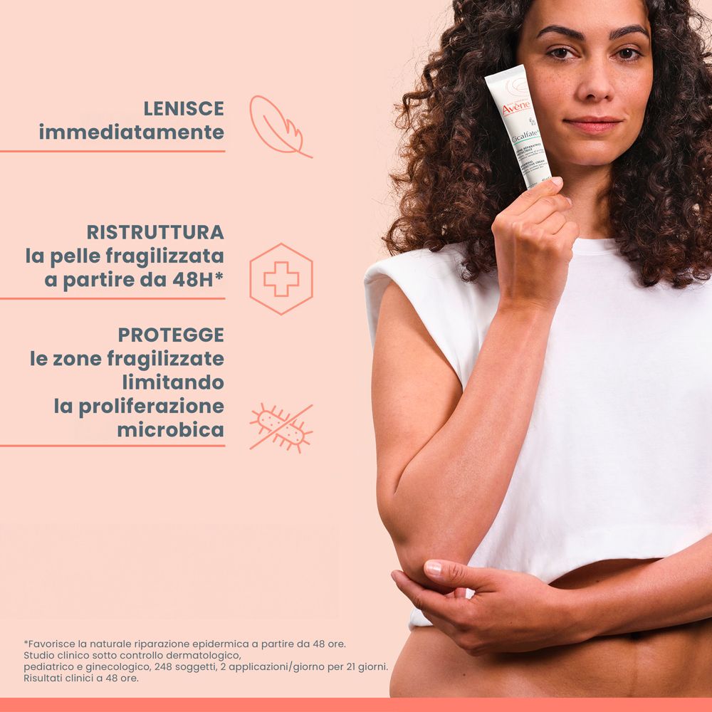 Tubo di crema Avène Cicalfate+. Donna che tiene il tubo. Testo: « LENISCE immediatamente » e altro.