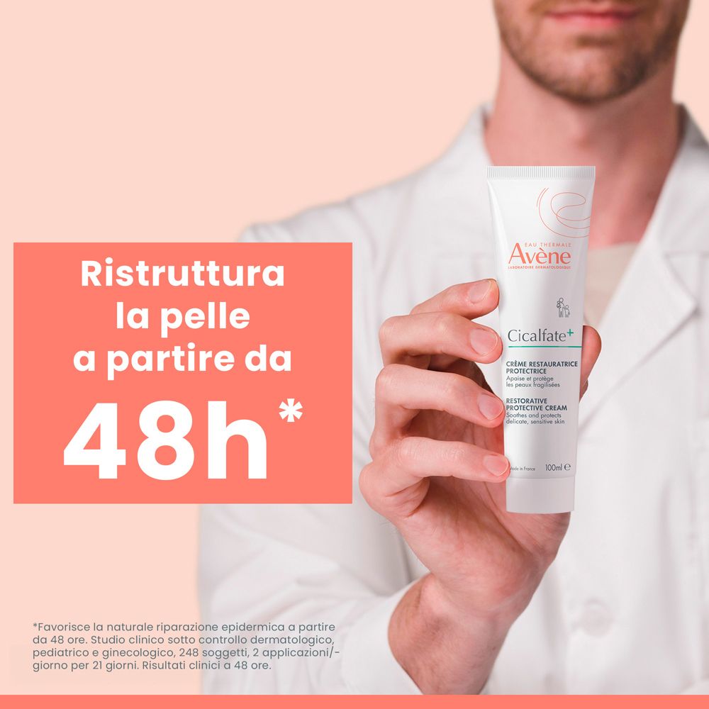 Persona tiene tubo Avène Cicalfate+. Testo: Ristruttura la pelle a partire da 48h. Sfondo arancione.