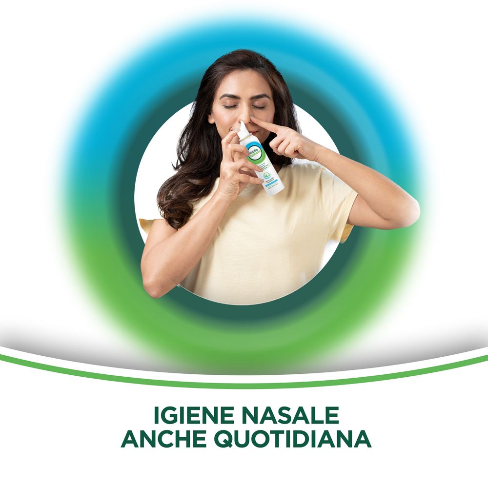 Frau wendet Nasenspray an, für tägliche Nasenhygiene.