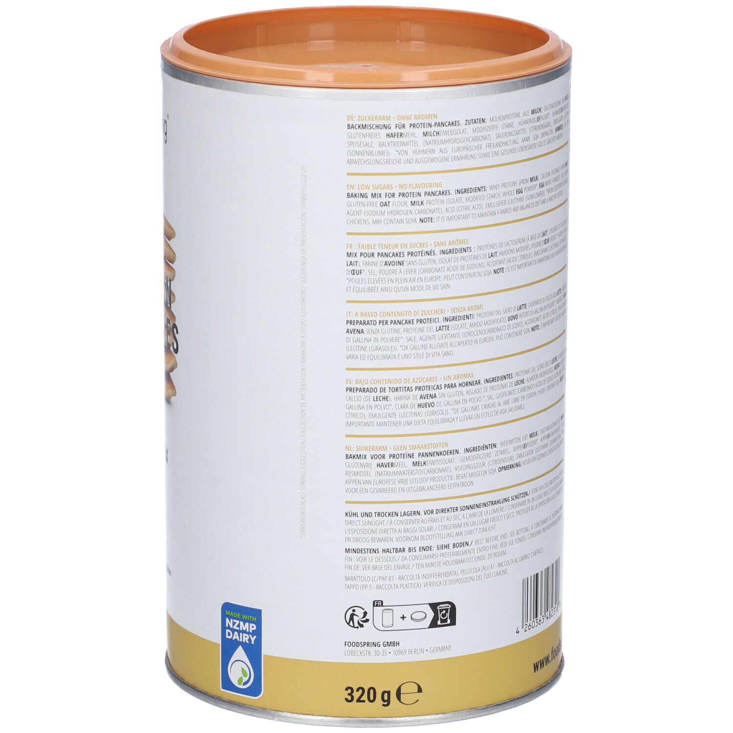 Barattolo cilindrico Foodspring Protein Pancakes. Lato con ingredienti e informazioni nutrizionali. Coperchio e fondo arancioni. Sigillo NZMP Dairy.