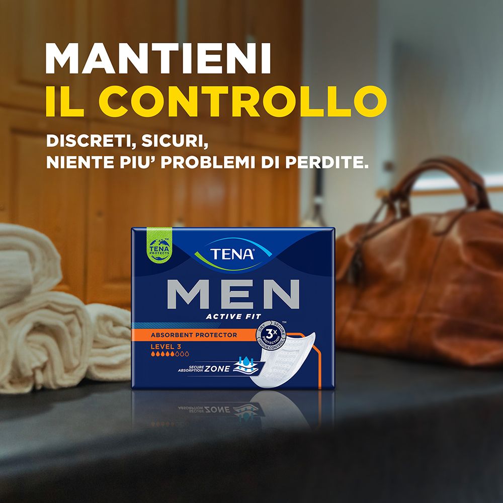 TENA MEN ACTIVE FIT Packung neben einer Reisetasche und Handtüchern. Text: Bleiben Sie diskret, sicher, keine Leckagen.