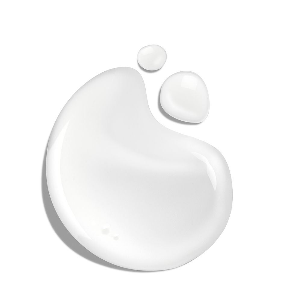 Gouttes de sérum blanc sur fond blanc. Différentes tailles et formes.