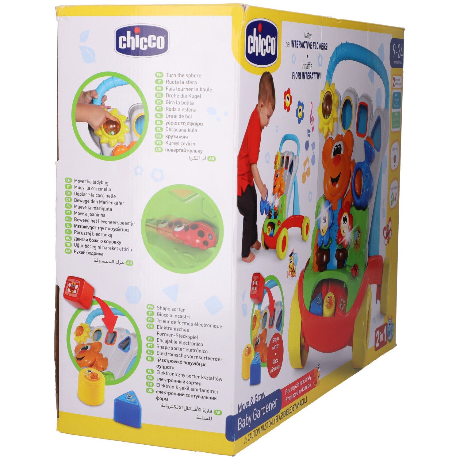 Confezione Chicco Baby Giardiniere. Retro con illustrazioni del giocattolo e informazioni sul prodotto. Logo e nome del prodotto visibili.