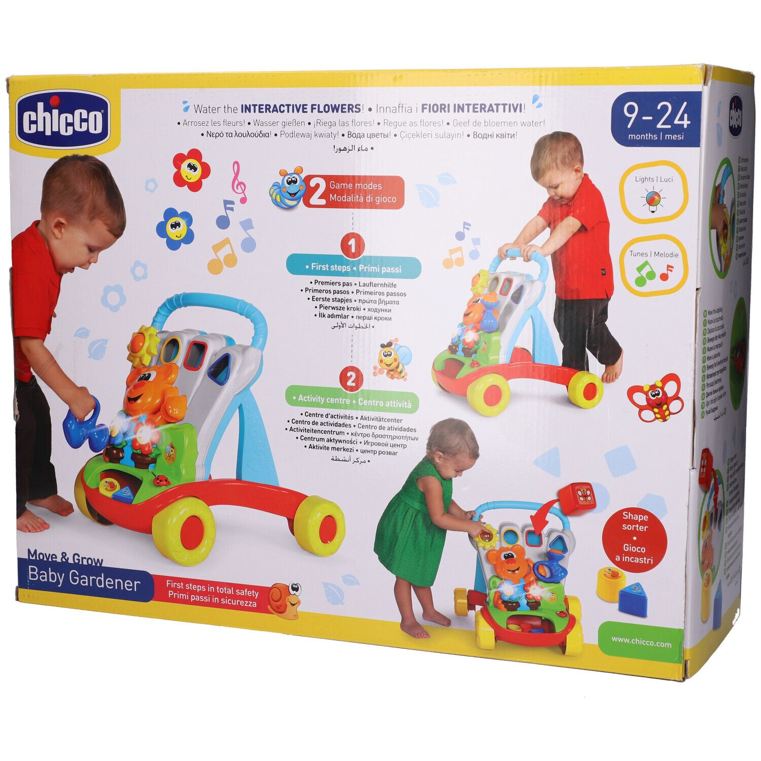 Confezione Chicco Baby Giardiniere. Diverse illustrazioni del giocattolo e informazioni sul prodotto. Logo e nome del prodotto visibili.