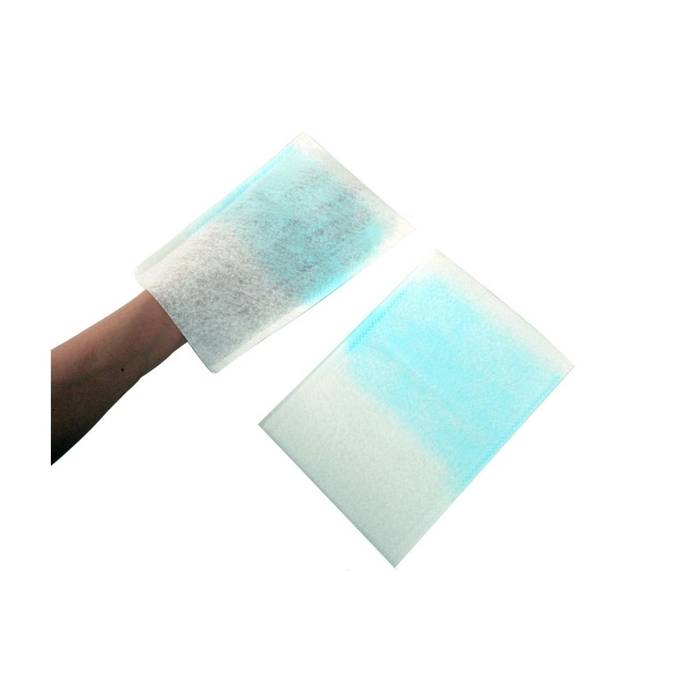 Due prodotti rettangolari bianchi con sfumatura blu. Un prodotto è tenuto da una mano. Su sfondo bianco.