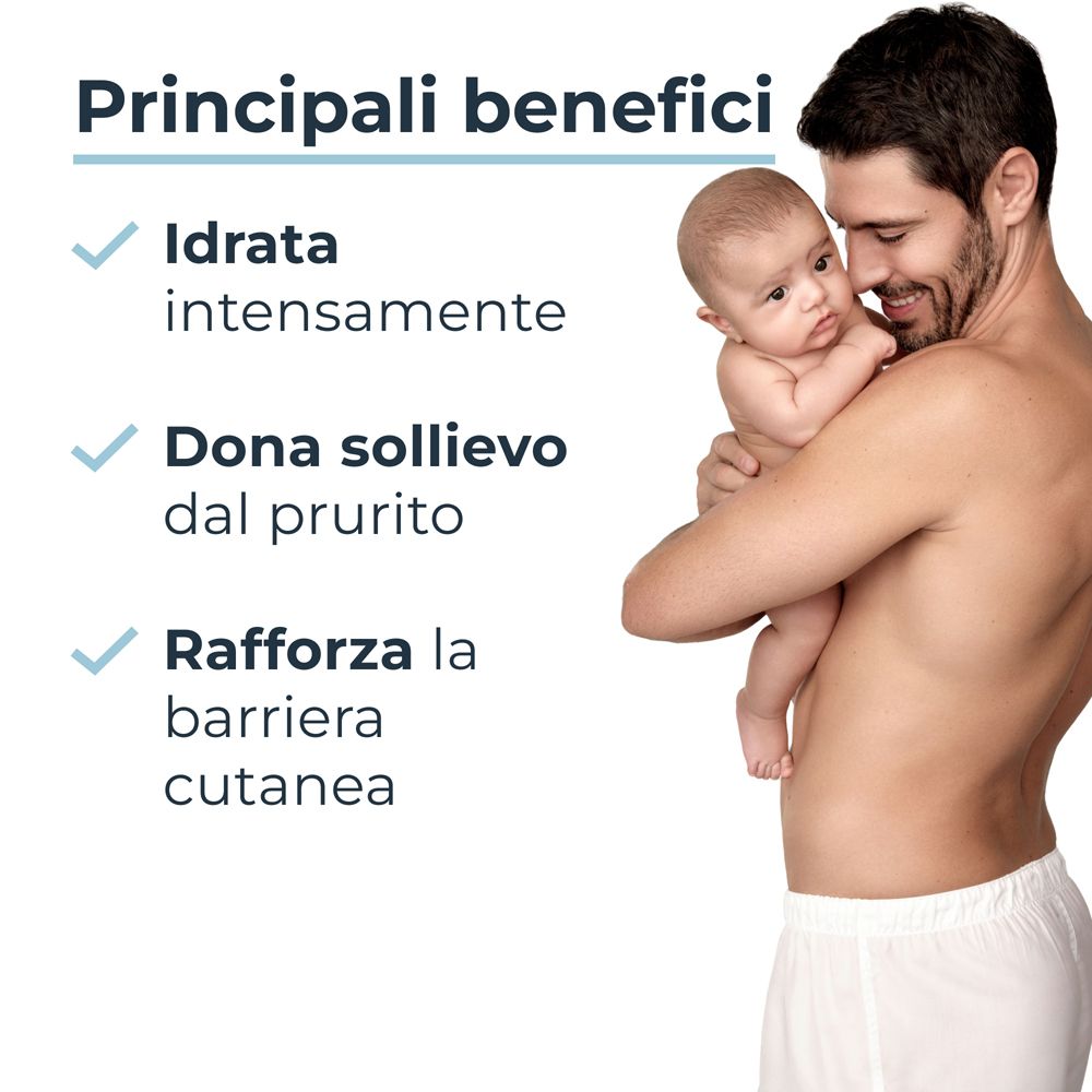 Uomo tiene in braccio un bambino. Testo: Principali benefici: idrata, allevia il prurito, rafforza la barriera cutanea.