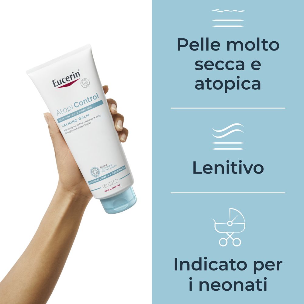 Mano che tiene un tubo di Eucerin AtopiControl Balsamo. Testo: Per pelli molto secche e atopiche, lenitivo, per neonati.