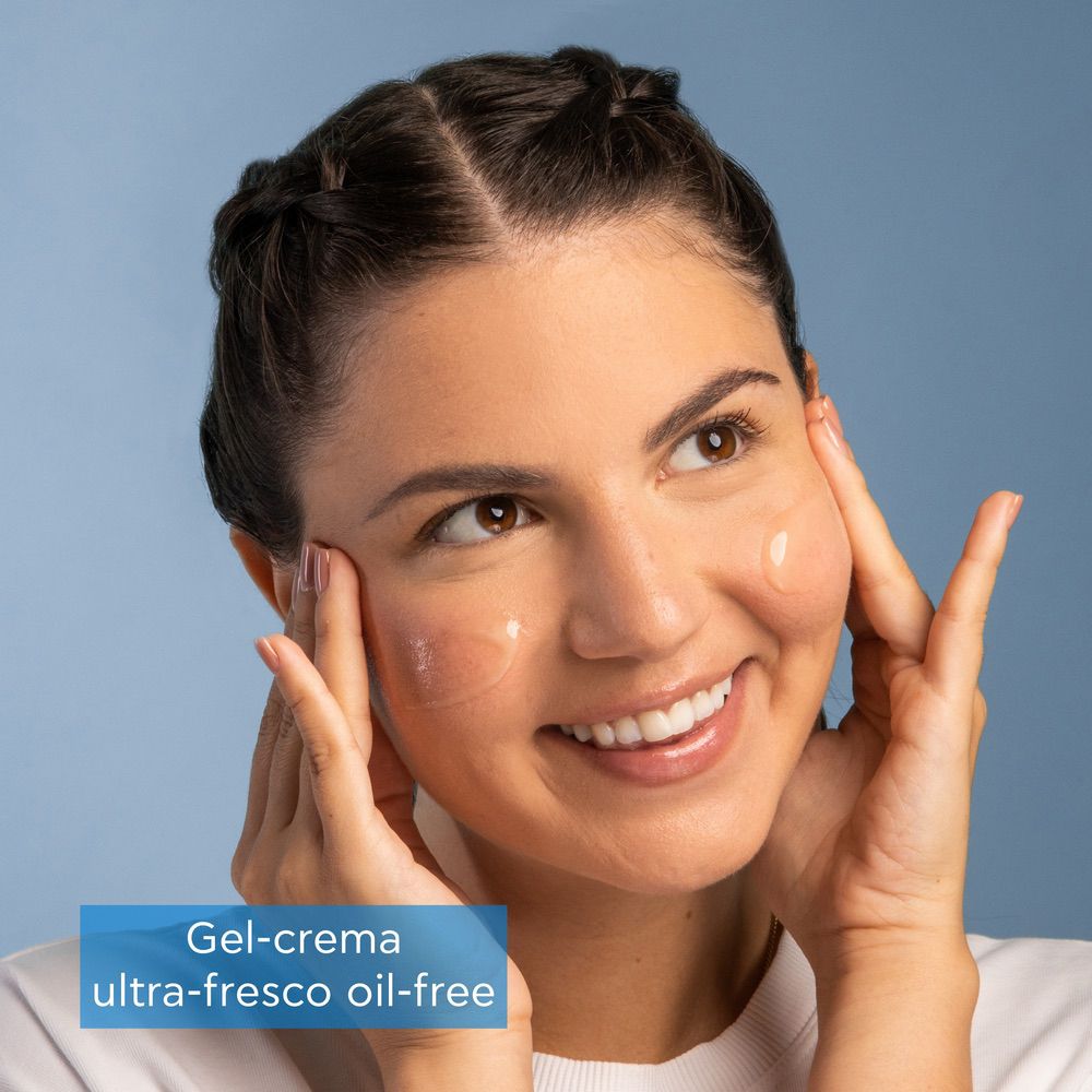 Donna con gel-crema sulla pelle. Scritta: APIVITA Aqua Beelicious. Gel-crema ultra-fresco oil-free.