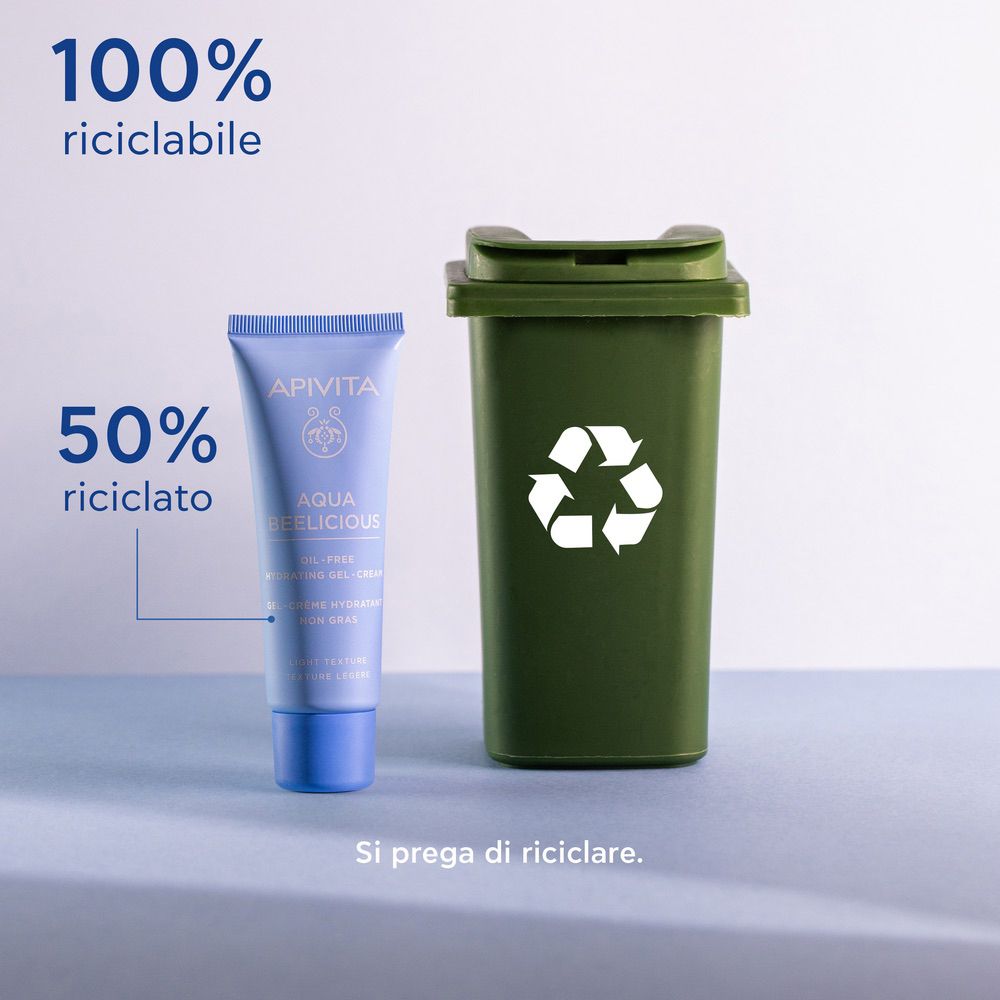 Tubo e bidone. Scritta: APIVITA Aqua Beelicious. 100% riciclabile, 50% riciclato. Si prega di riciclare.
