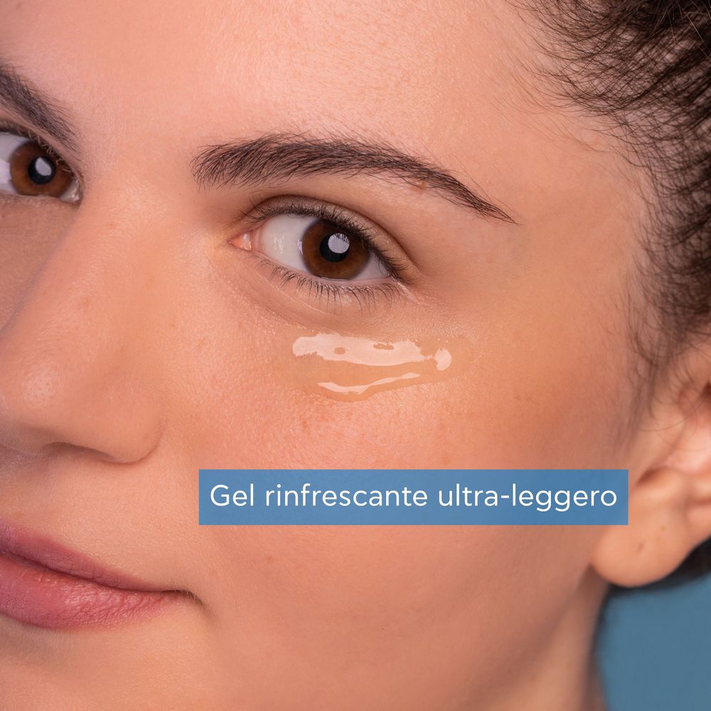 Donna con gel sotto gli occhi. Testo: Gel rinfrescante ultra-leggero.