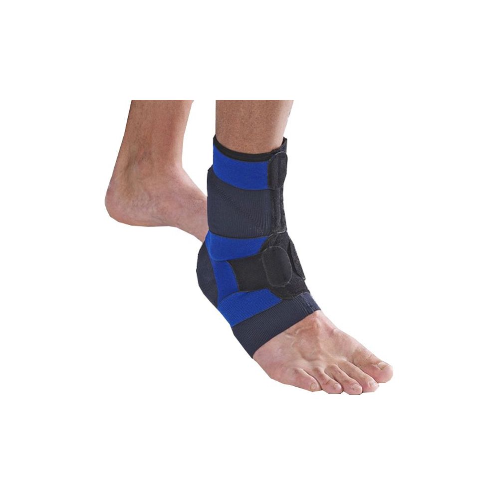 Cavigliera blu e nera su un piede. Chiusure a strappo. Indossata da un uomo.