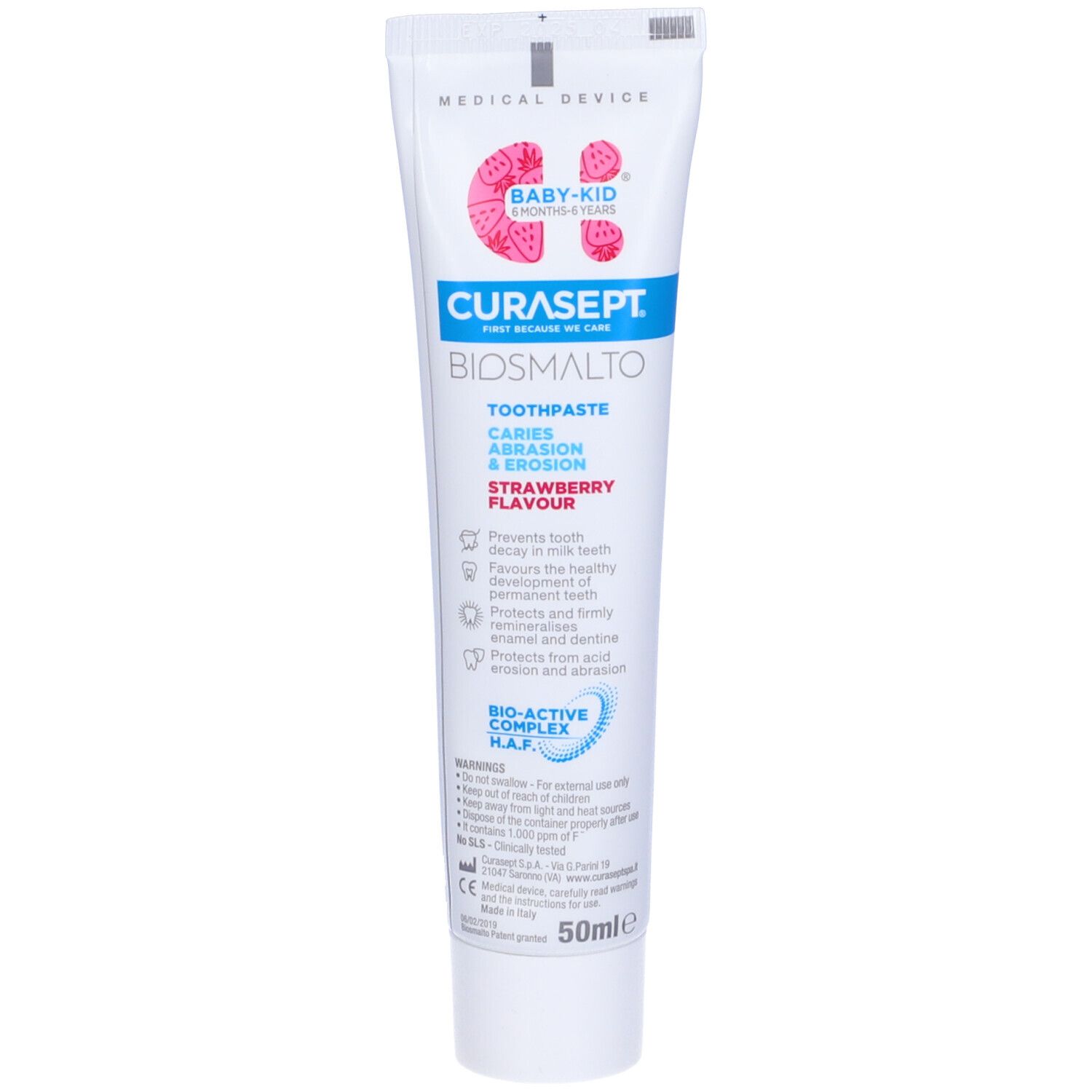 Zahncreme-Tube. Weiße Tube mit blauem Deckel. Enthält Produktnamen und Informationen zu Karies, Abrieb und Erosion. Erdbeergeschmack.