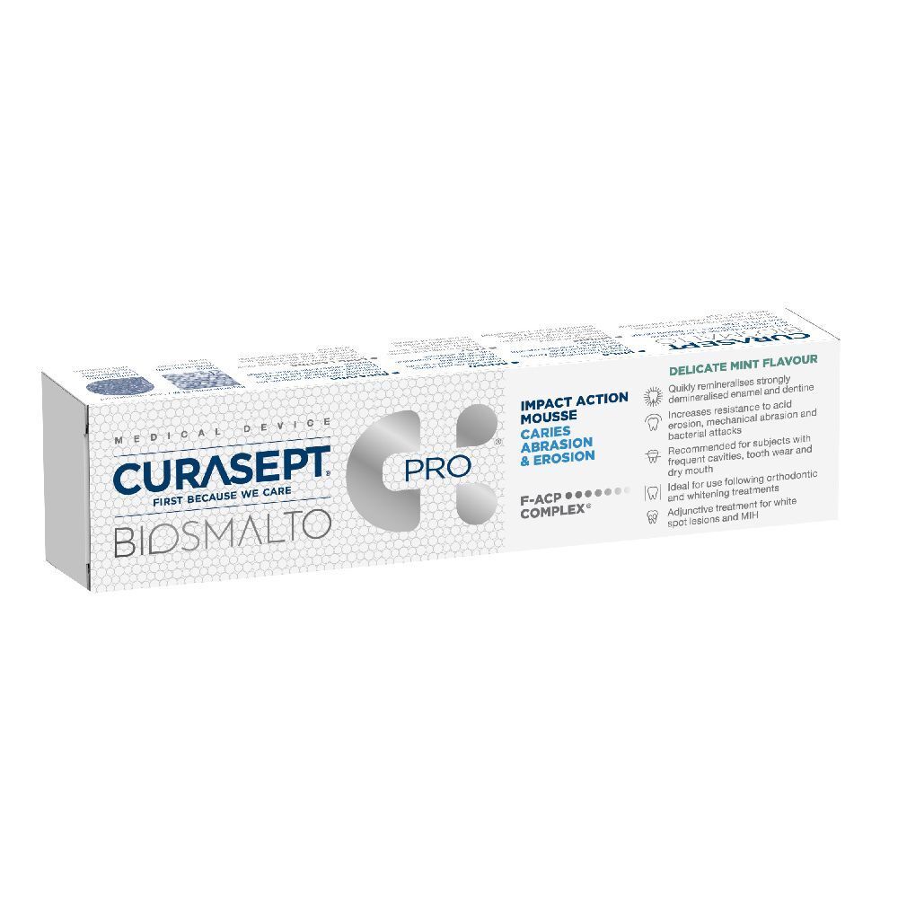 Scatola bianca con nome e logo del prodotto. Testo: Impact Action Mousse, Carie, Abrasione & Erosione. Gusto menta.