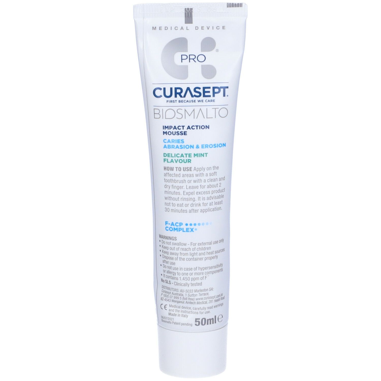 Tubo con nome e logo del prodotto. Testo: Mousse, Carie, Abrasione & Erosione. Gusto menta. 50ml. Dispositivo medico.