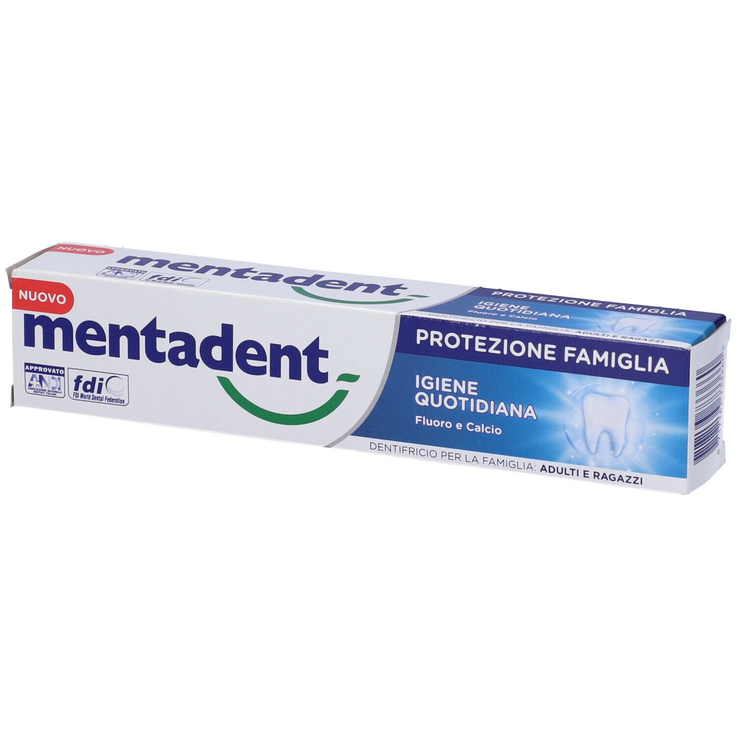 Scatola di dentifricio Mentadent, bianca e blu. Scritte: Protezione Famiglia, Igiene Quotidiana, Fluoro e Calcio. Logo FDI.