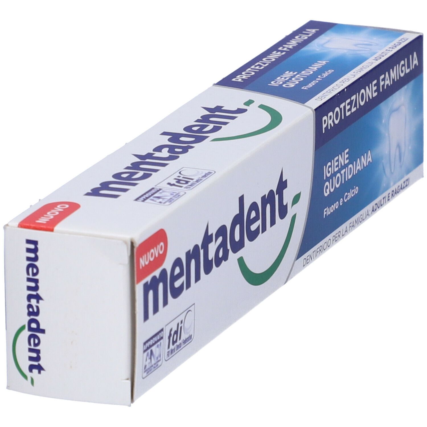 Scatola di dentifricio Mentadent, bianca e blu. Scritte: Protezione Famiglia, Igiene Quotidiana, Fluoro e Calcio. Logo FDI.