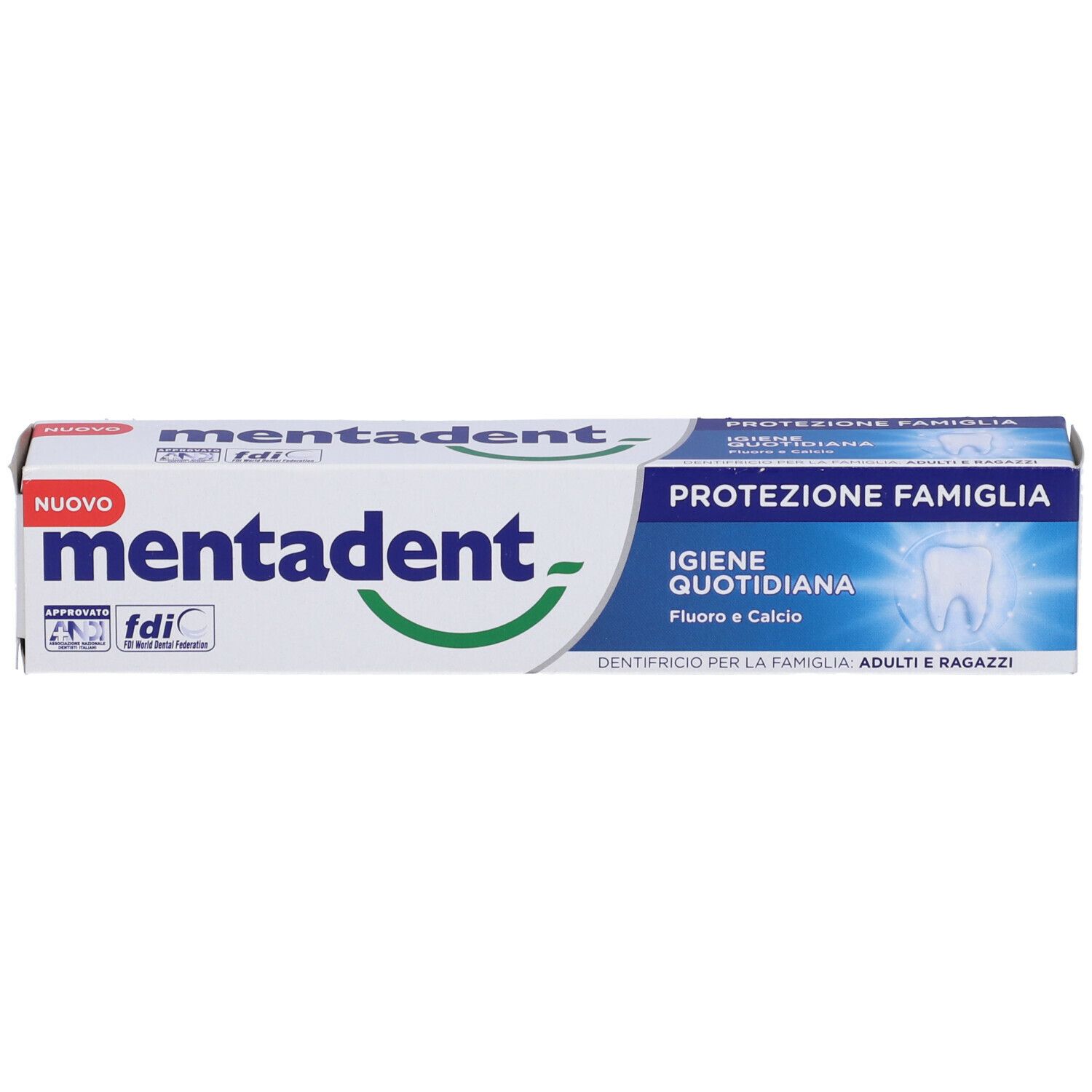 Scatola di dentifricio Mentadent, bianca e blu. Scritte: Protezione Famiglia, Igiene Quotidiana, Fluoro e Calcio. Logo FDI.
