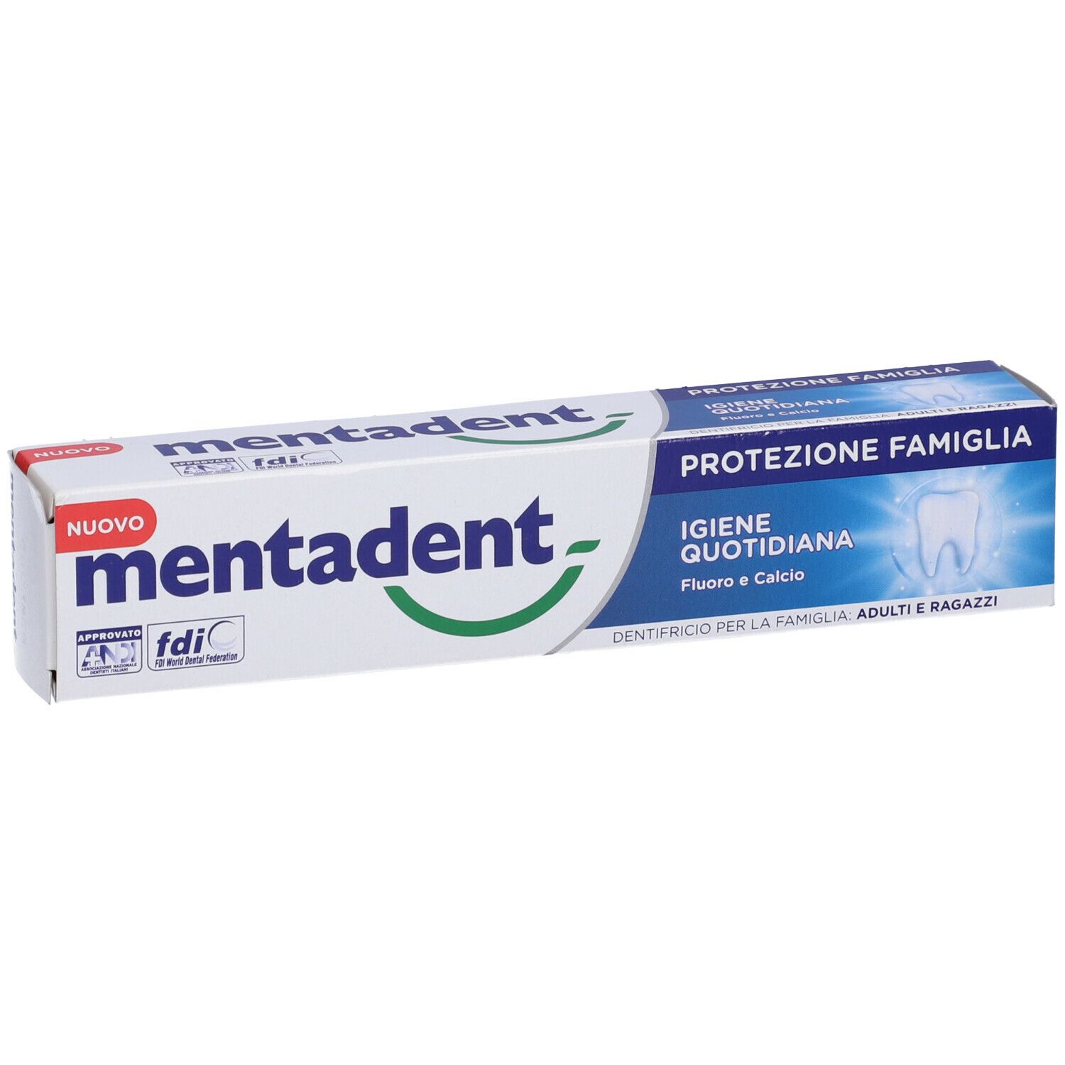 Scatola di dentifricio Mentadent, bianca e blu. Scritte: Protezione Famiglia, Igiene Quotidiana, Fluoro e Calcio. Logo FDI.