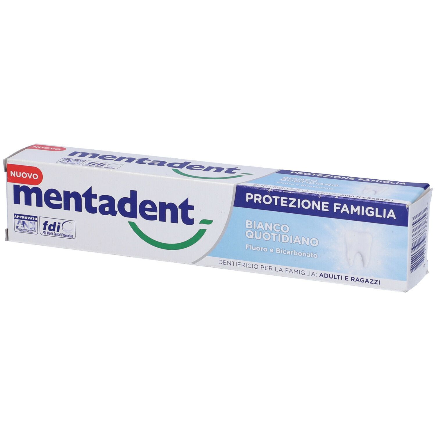 Confezione di dentifricio. Bianco, blu e verde. Testo: MENTADENT, Protezione Famiglia, Bianco Quotidiano, Fluoro e Bicarbonato.