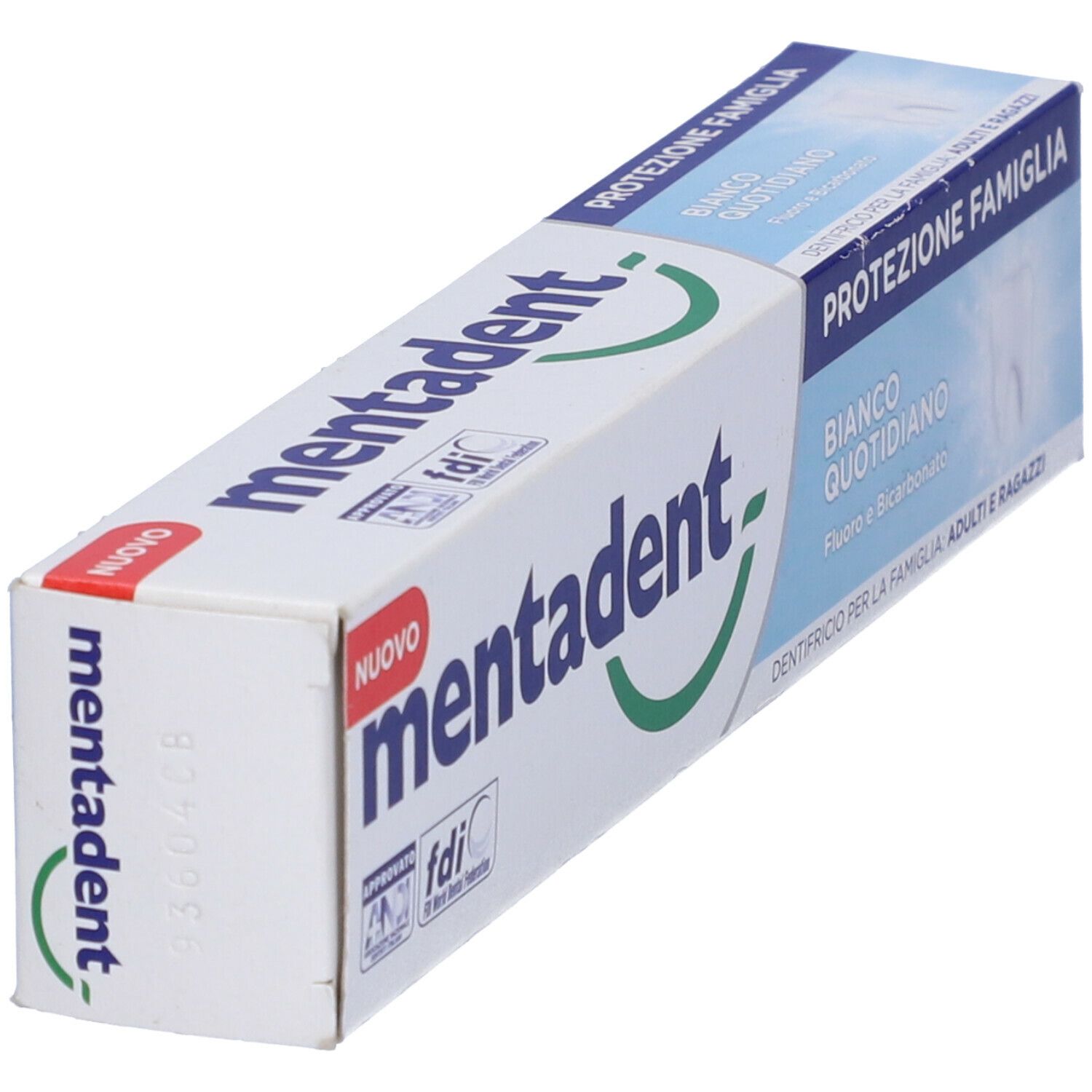 Confezione di dentifricio. Bianco, blu e verde. Testo: MENTADENT, Protezione Famiglia, Bianco Quotidiano, Fluoro e Bicarbonato.