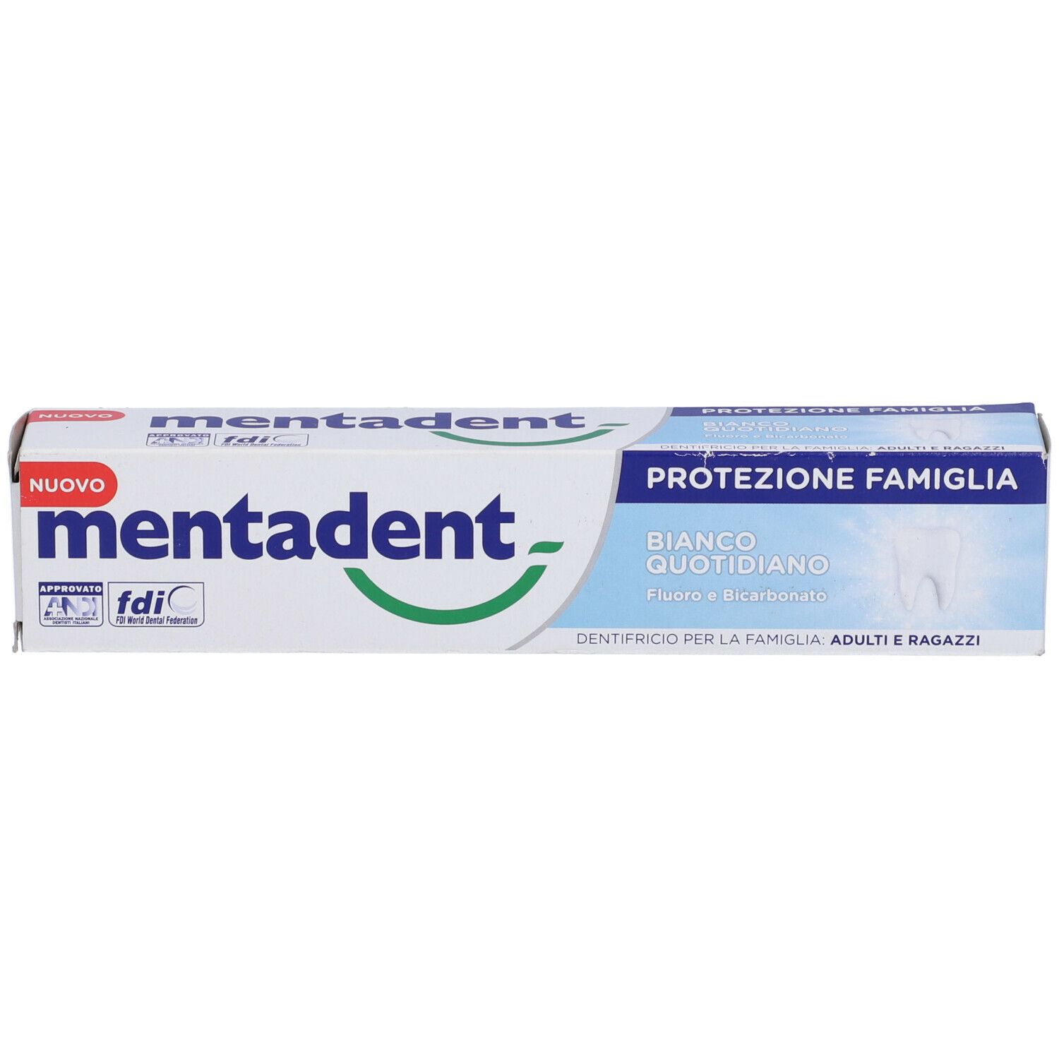 Confezione di dentifricio. Bianco, blu e verde. Testo: MENTADENT, Protezione Famiglia, Bianco Quotidiano, Fluoro e Bicarbonato.