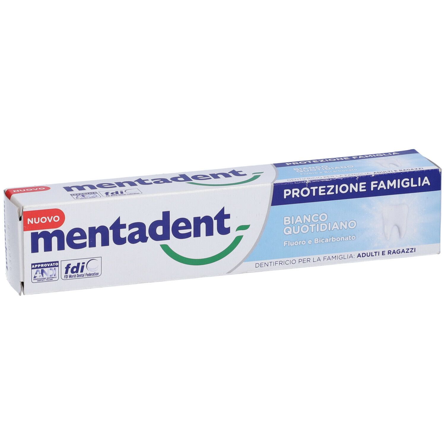 Confezione di dentifricio. Bianco, blu e verde. Testo: MENTADENT, Protezione Famiglia, Bianco Quotidiano, Fluoro e Bicarbonato.