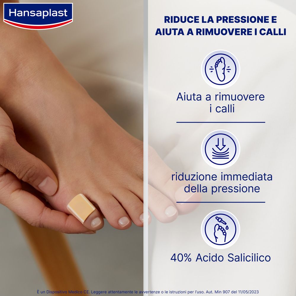Piede con cerotto Hansaplast su un dito. Testo: Riduce la pressione e aiuta a rimuovere i calli.