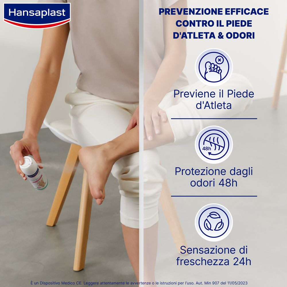 Persona spruzza spray per piedi. Testo: Prevenzione contro piede d'atleta & odori. Icone: piede, 48h, freschezza 24h.
