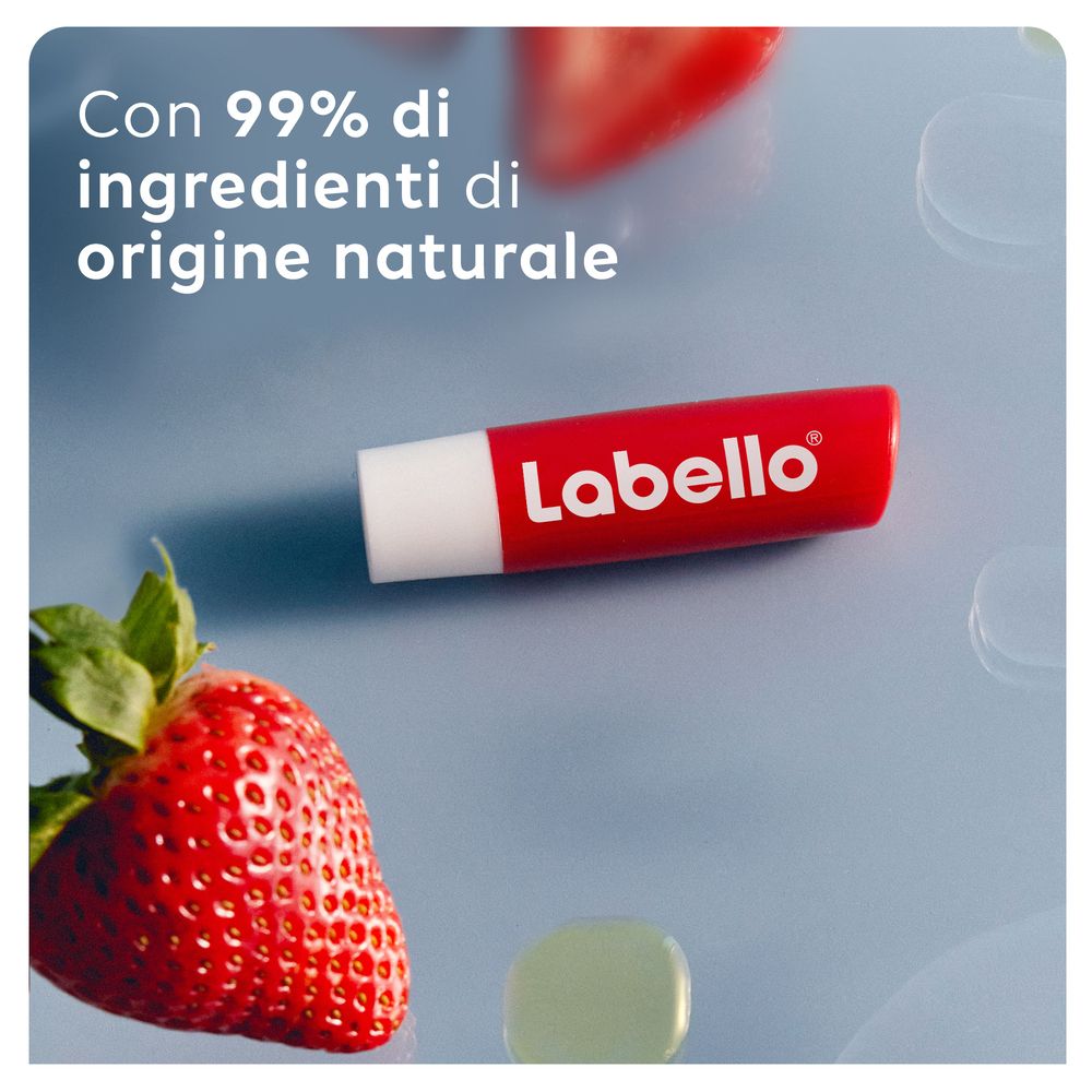 Roter Labello Lippenbalsam mit Erdbeere. Text: 99% natürliche Inhaltsstoffe.