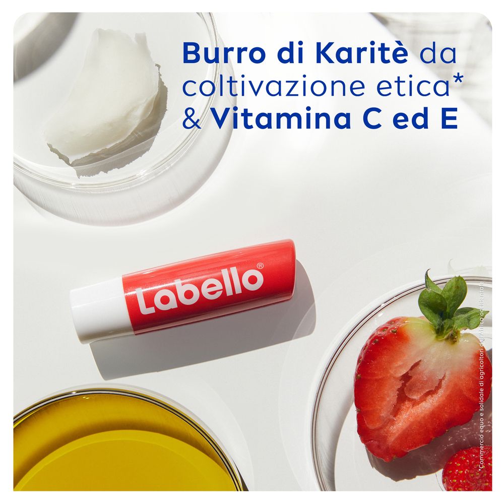 Roter Labello Lippenbalsam, Karitébutter, Erdbeere. Text: Karitébutter aus ethischem Anbau & Vitamin C und E.