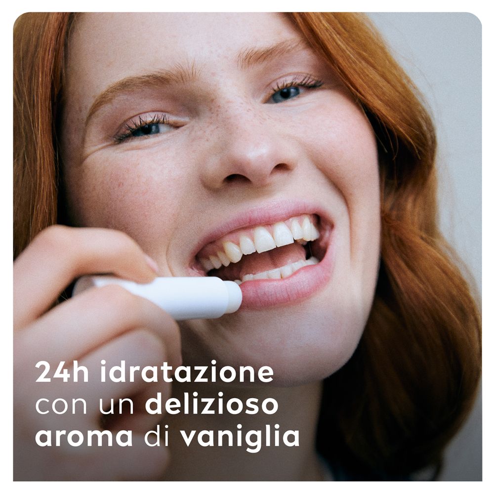 Donna usa balsamo labbra. Testo: 24h idratazione con un delizioso aroma di vaniglia.