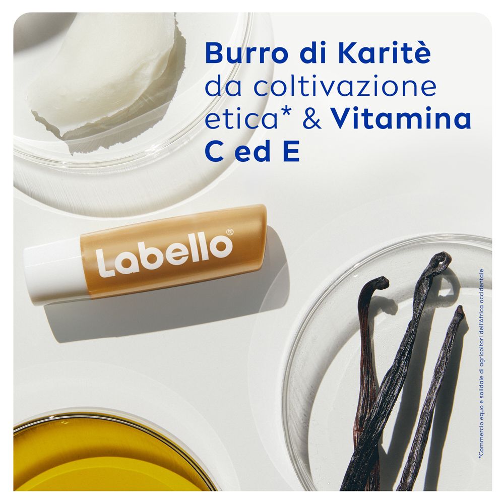 Balsamo labbra Labello, baccelli di vaniglia, burro di karité. Testo: Burro di karité da coltivazione etica & Vitamine C ed E.