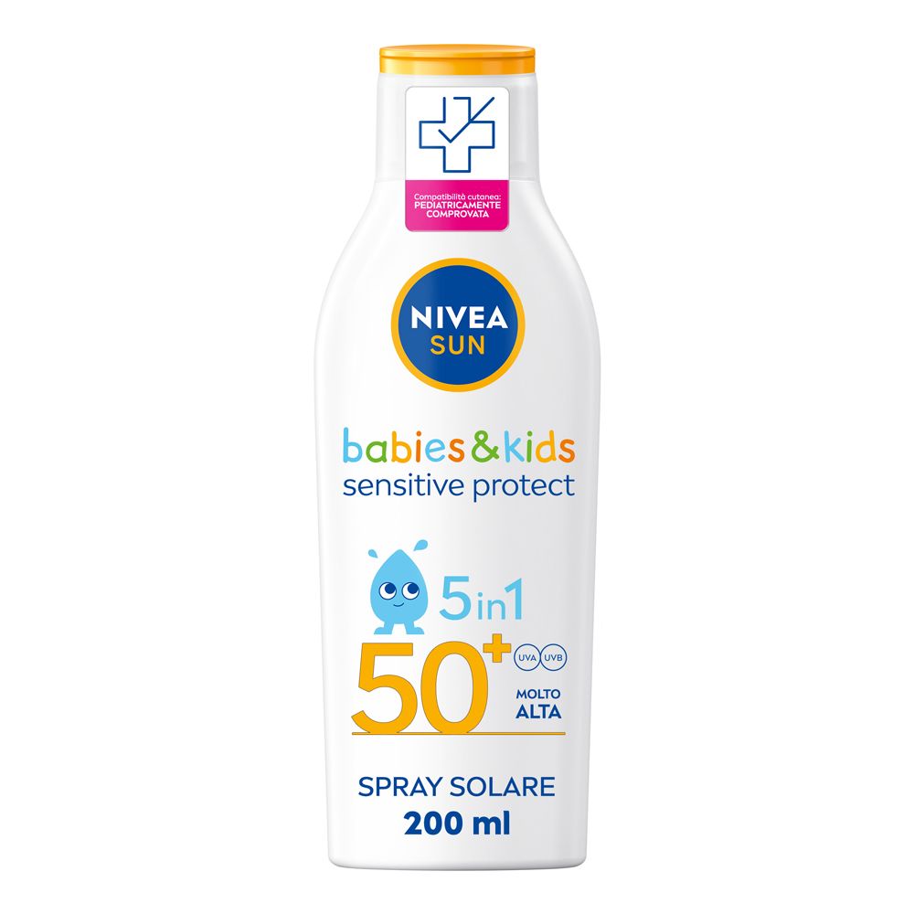 Flacone bianco Nivea Sun Babies & Kids Sensitive Protect 50+ Spray Solare. Scritta blu e gialla. 200 ml.