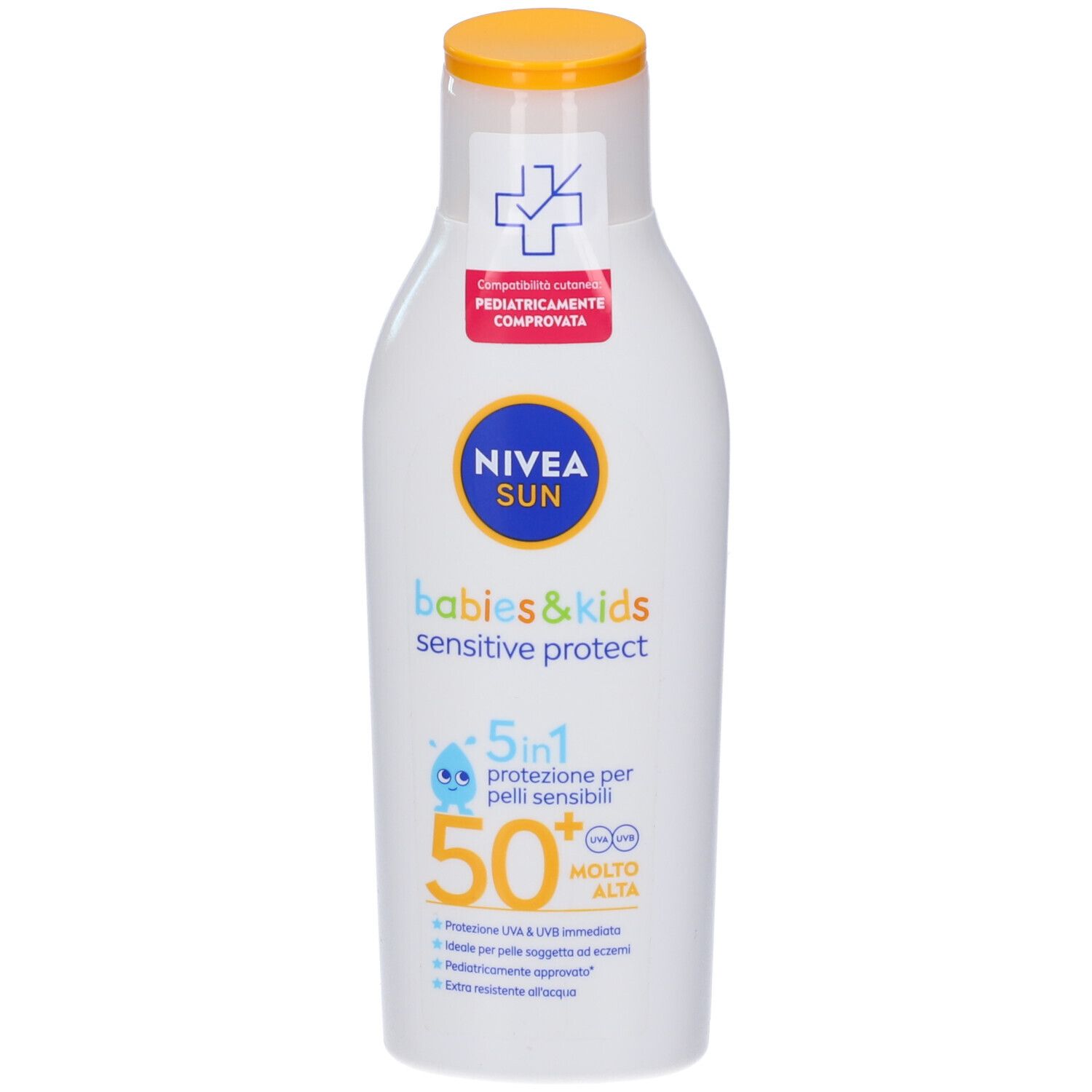 Flacone bianco Nivea Sun Babies & Kids Sensitive Protect 50+ con tappo giallo. Testo: Protezione 5 in 1 per pelli sensibili.