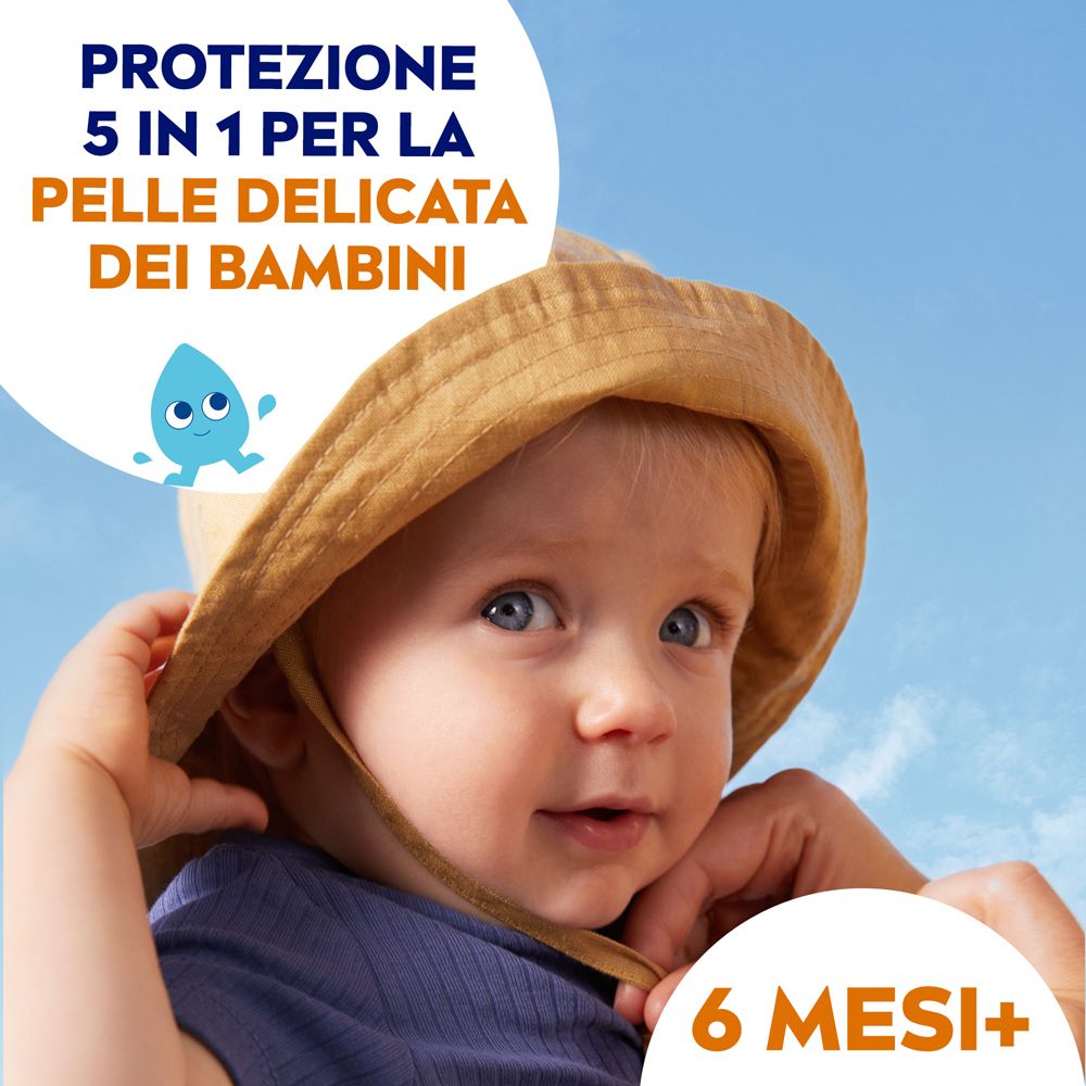 Bambino con cappello. Testo: Protezione 5 in 1 per la pelle delicata dei bambini. 6 mesi+.
