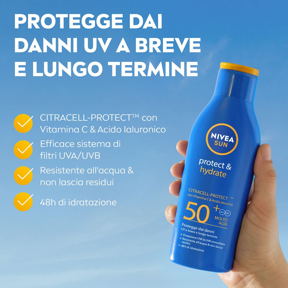 Flacone blu Nivea Sun Protect & Hydrate SPF50+ in mano. Testo: Protegge dai danni UV a breve e lungo termine. Spunte gialle.