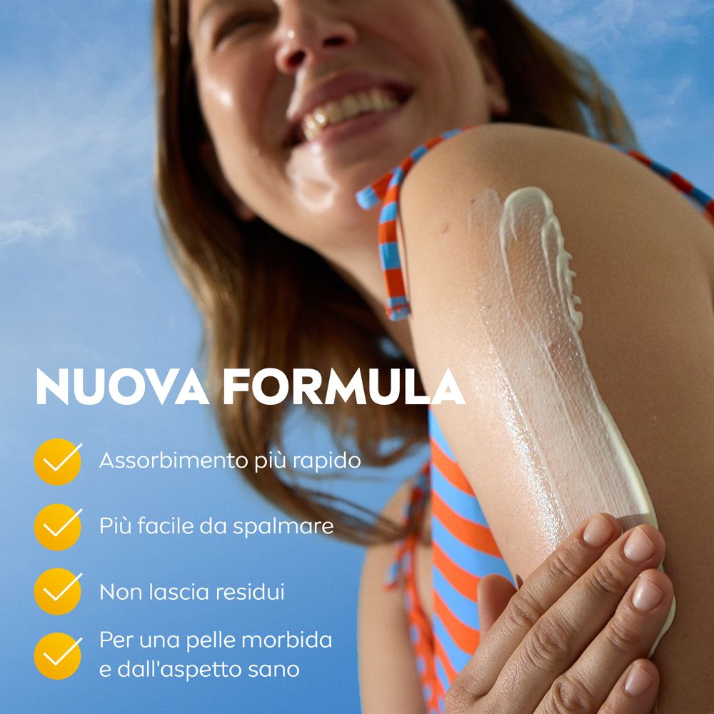 Persona applica crema solare sulla spalla. Testo: Nuova formula. Spunte gialle. Pelle con crema solare.