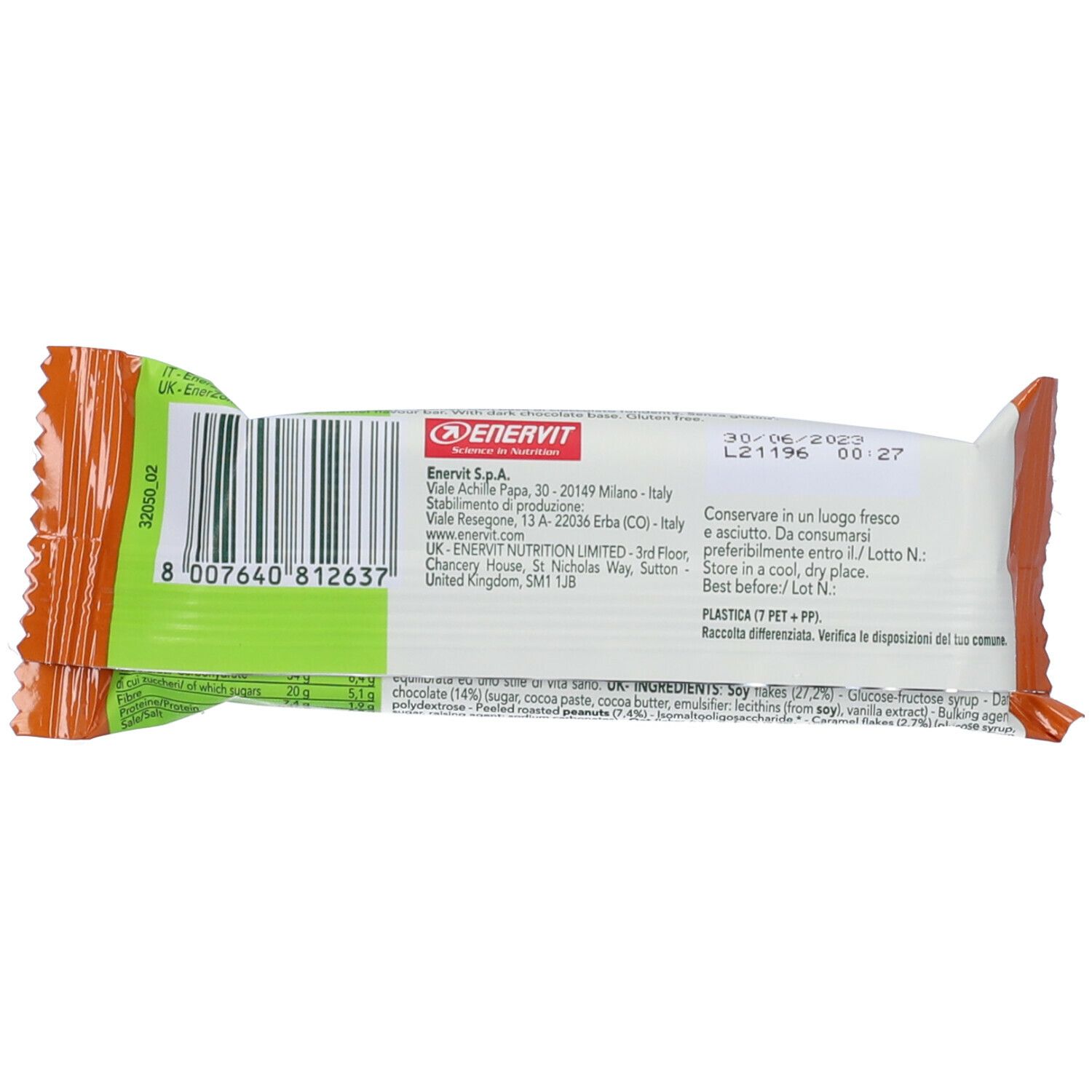 Rückseite der Snackriegelverpackung. Grün-orangefarbene Verpackung mit Text und Barcode. Enthält Informationen zu Inhaltsstoffen und Hersteller.