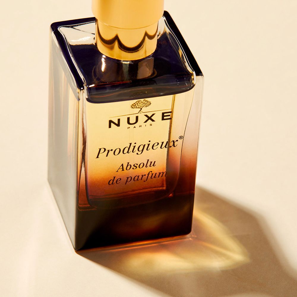 Flacon de parfum avec bouchon doré. Inscription : NUXE Paris, Prodigieux Absolu de parfum.