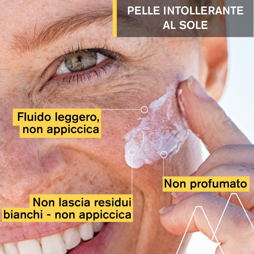 Viso con crema solare. Testo: Non profumato, non lascia residui bianchi, non appiccicoso. Per pelli intolleranti al sole.
