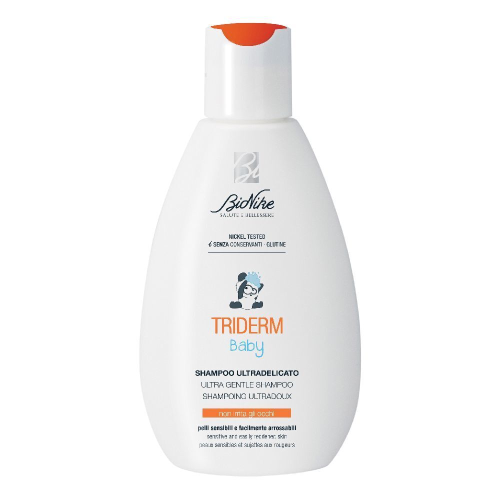 Flacone bianco, tappo rosso. Scritta: TRIDERM Baby, Shampoo. Logo: Panda. Testo: Ultra-delicato. Senza conservanti, senza glutine.