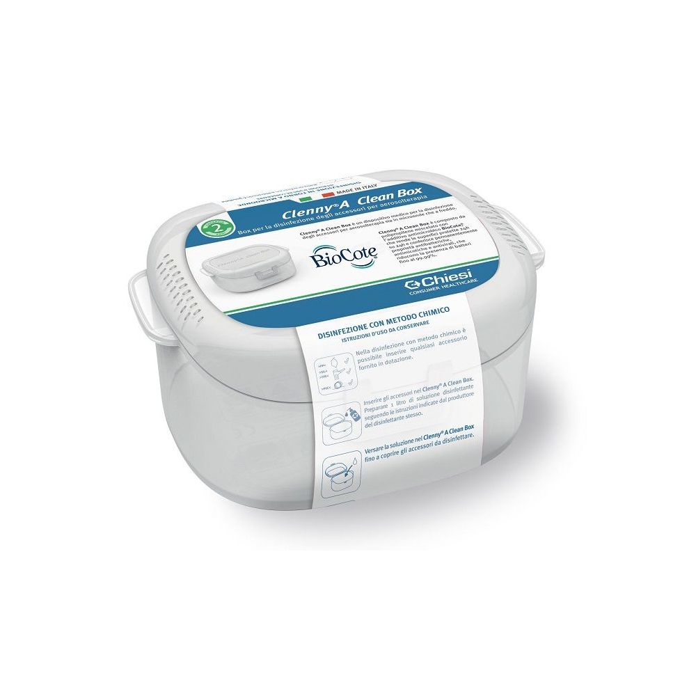 Contenitore bianco quadrato con coperchio e maniglie. Scritte 'Clenny-A Clean Box' e 'BioCote'.