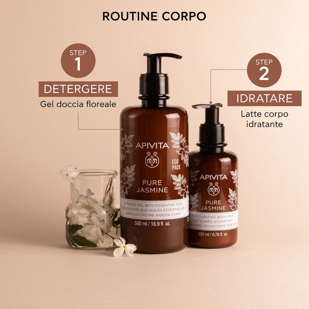 Due flaconi con dosatore nero. APIVITA Pure Jasmine. Uno più grande e uno più piccolo.