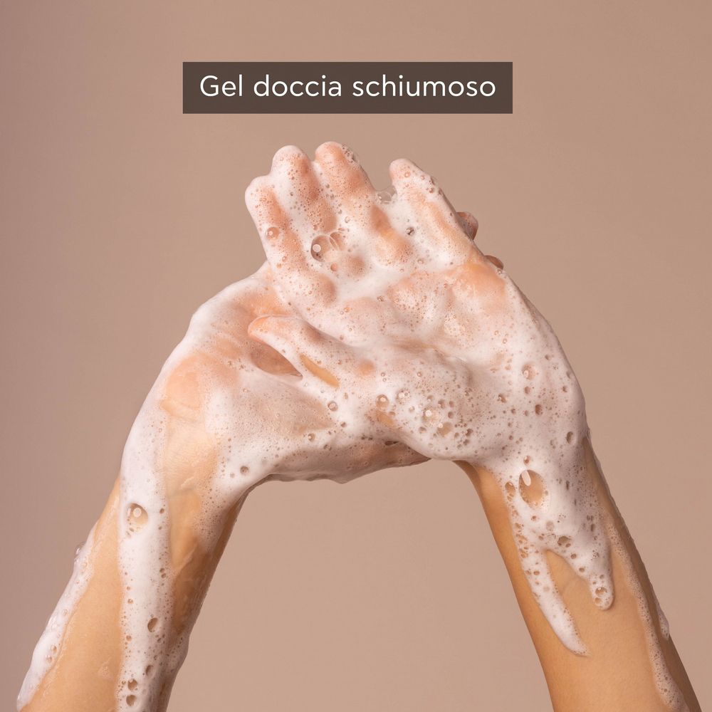 Mani con schiuma. Testo: Gel doccia schiumoso.