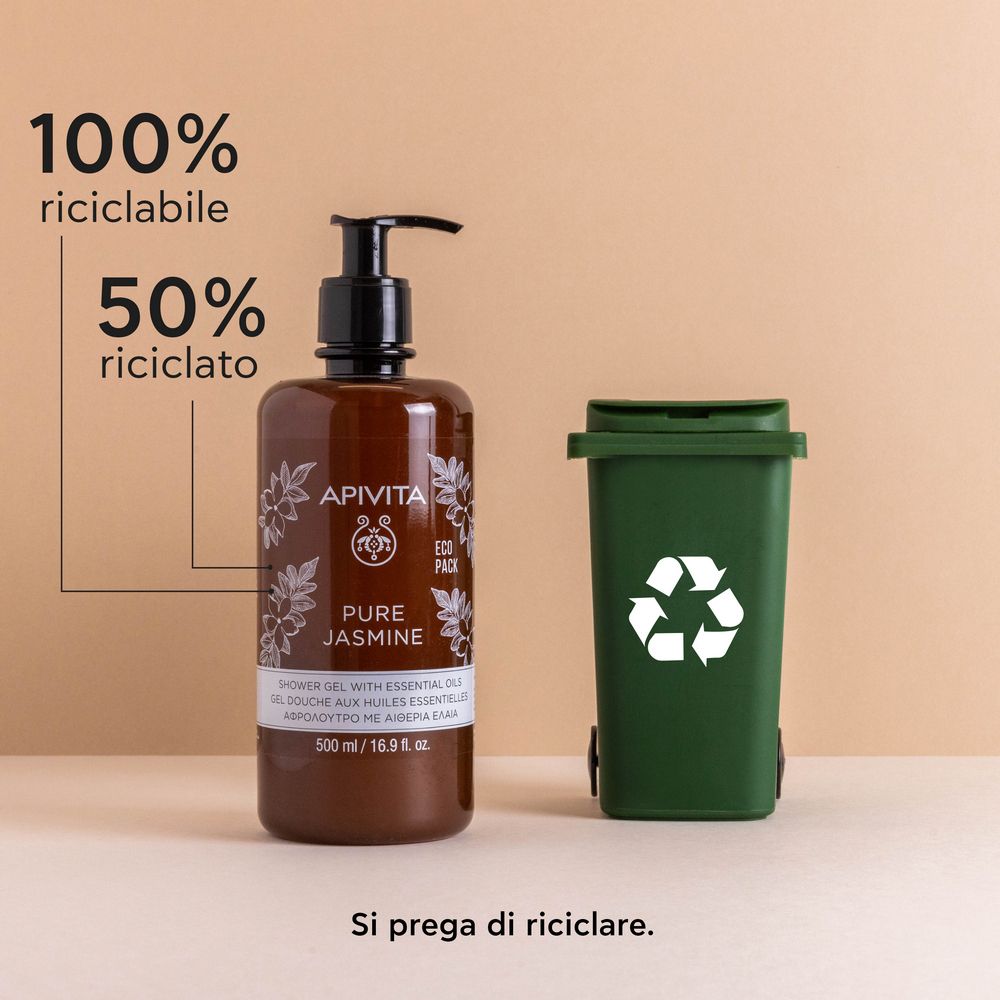 Flacone marrone con dosatore nero. APIVITA Pure Jasmine. Accanto a un bidone verde.
